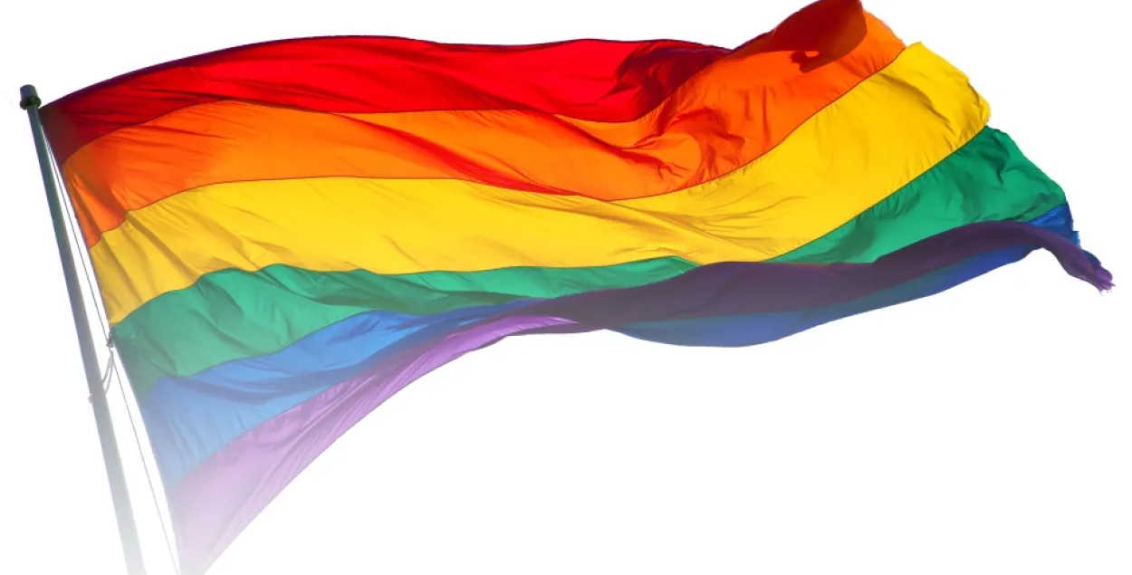 Супрацоўнікі брытанскай амбасады ў Мінску апрануліся ў колеры сцяга ЛГБТ