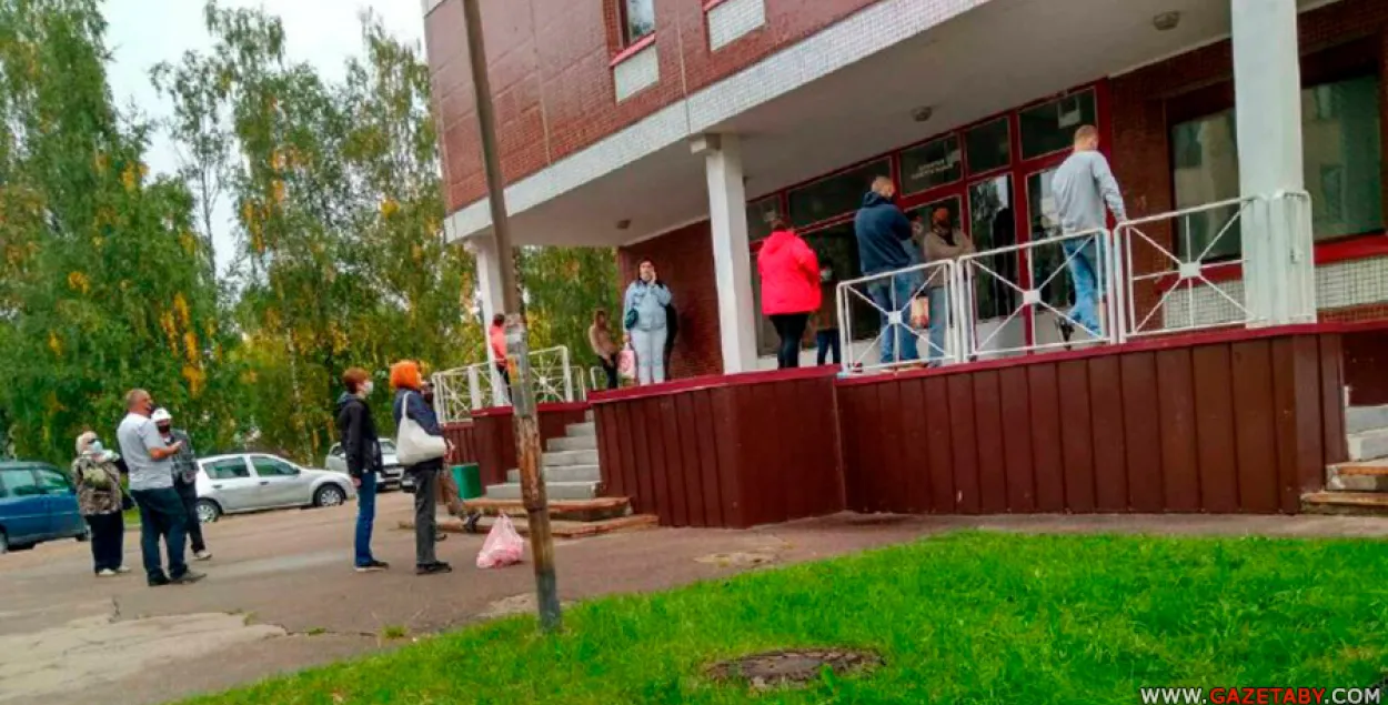 В Марьиной Горке пациенты ждут приема к врачу на улице — такие очереди