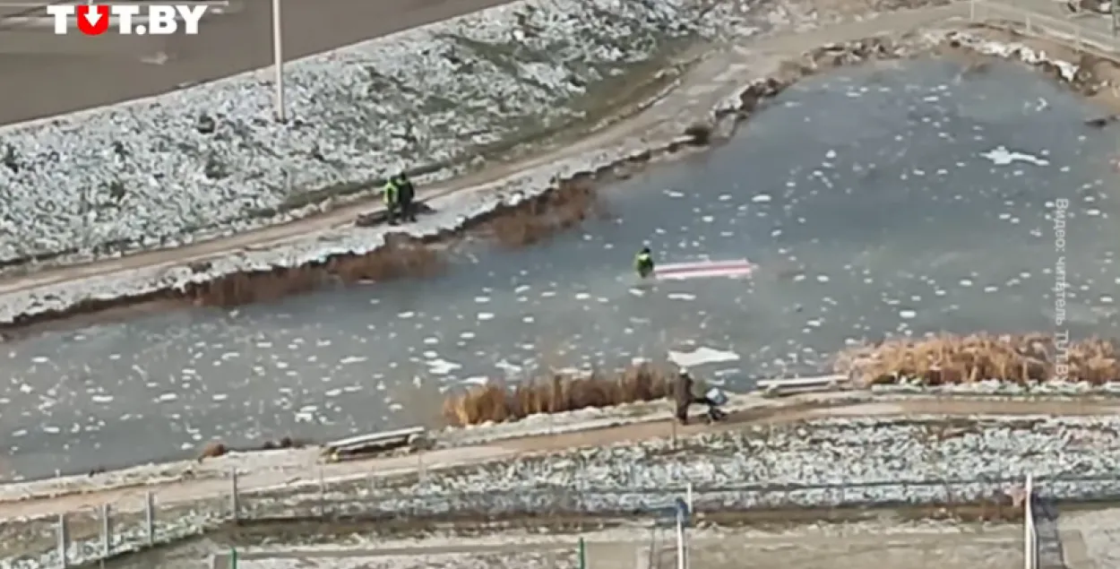 Коммунальщики достают флаг из-подо льда / кадр из видео​