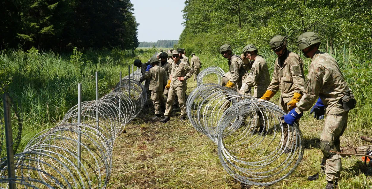 Литовские пограничники на границе с Беларусью / Reuters​