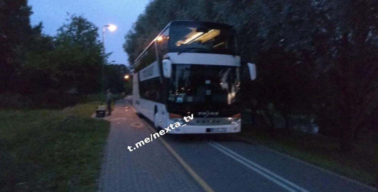 Автобус на велосипедной дорожке в Минске
