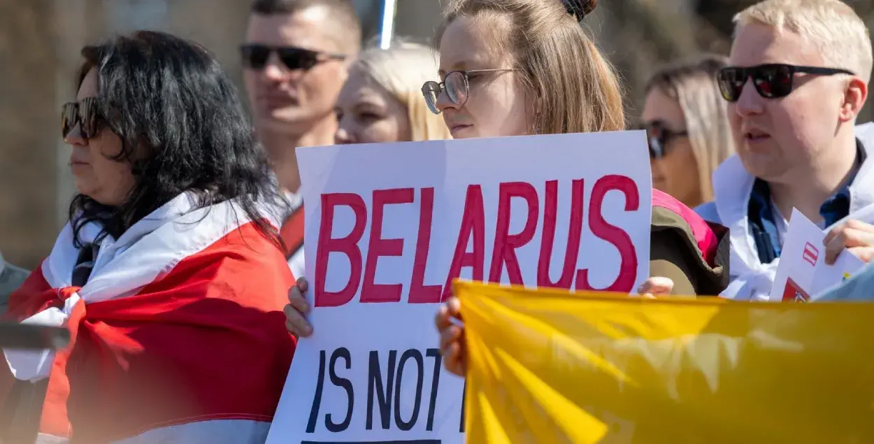 Плакат "Беларусь не Расія" на на мітынгу каля літоўскага Сейма / ELTA
