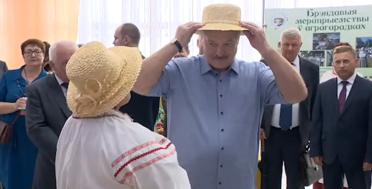 Лукашэнка ў саламяным капелюшы (фотафакт)