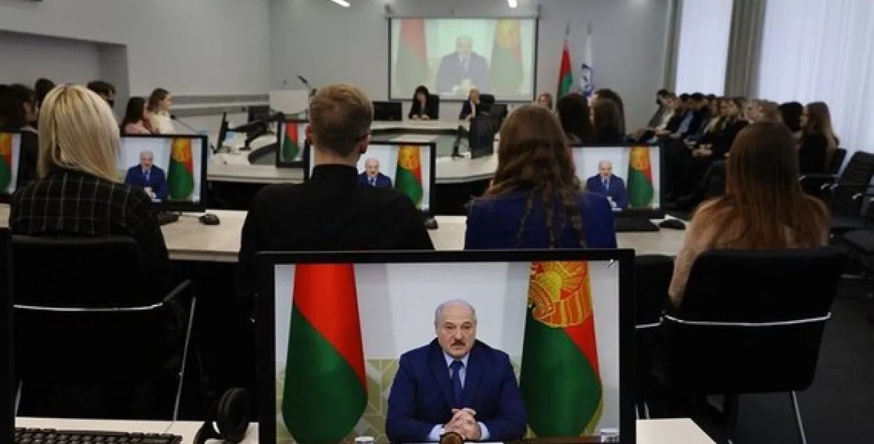В пятницу Александр Лукашенко приехал к студентам БГУ / БЕЛТА