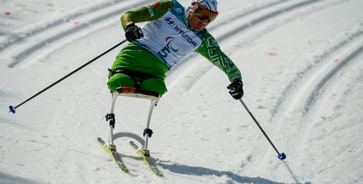 Лыжнік-паралімпіец набывае сабе лыжы, якімі карысталіся Домрачава і Скардзіна