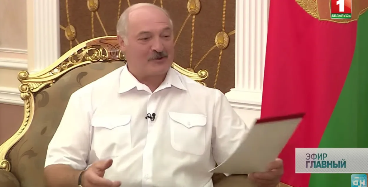 Во время интервью руководитель государства заглядывал в свои записи: &quot;Идиоты в России&quot;. Скриншот с видео &quot;Беларусь 1&quot;.