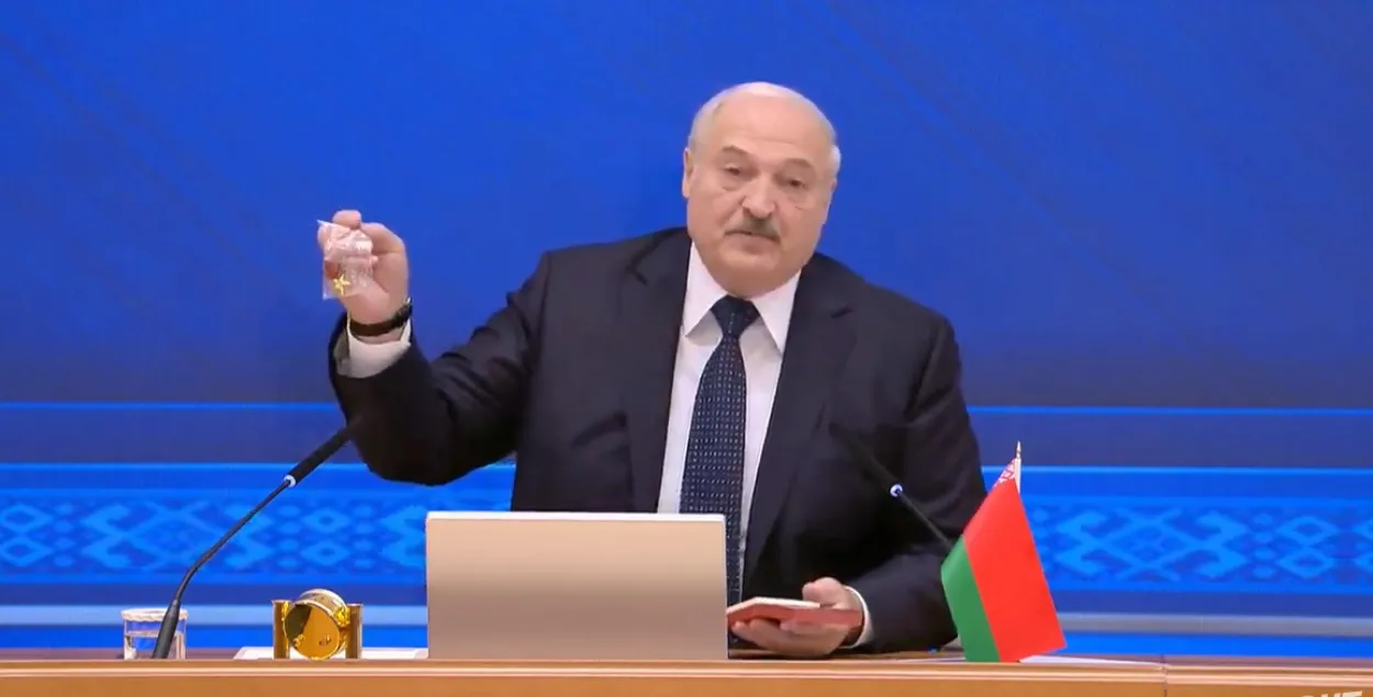 Александр Лукашенко показывает награды / Скриншот с видео​