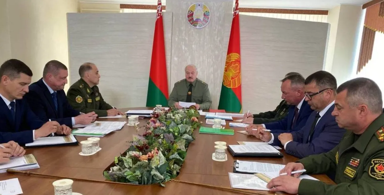 Лукашенко поручил подготовиться к срочной мобилизации 