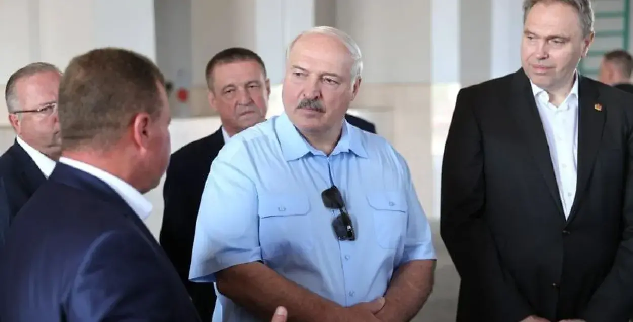 Лукашенко поручил взять торговлю "за жабры железно"