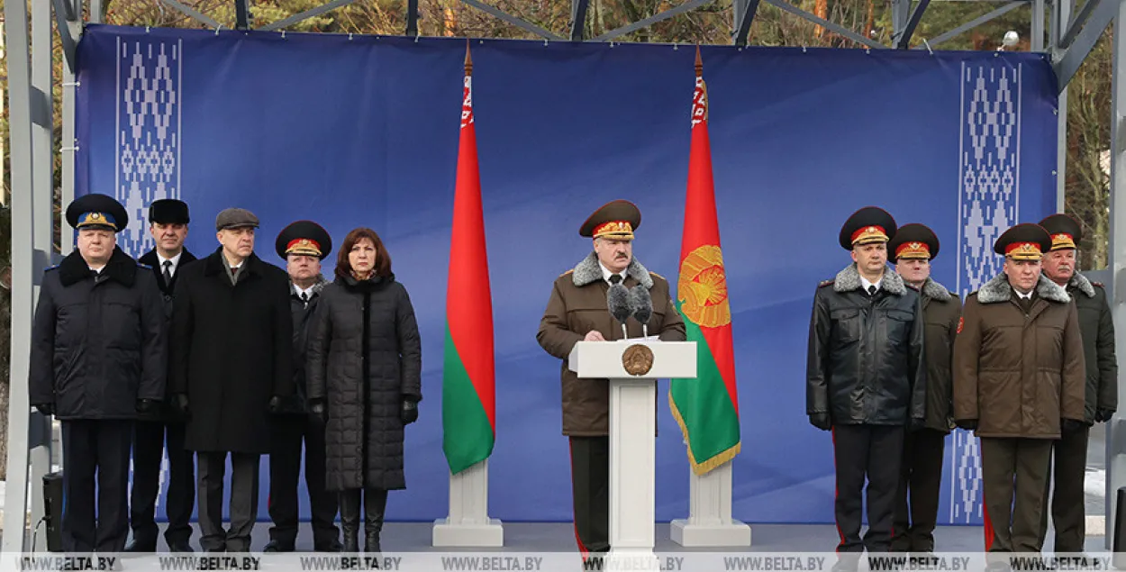 "Мятеж и блицкриг не прошли" — Лукашенко наградил Карпенкова и Балабу 