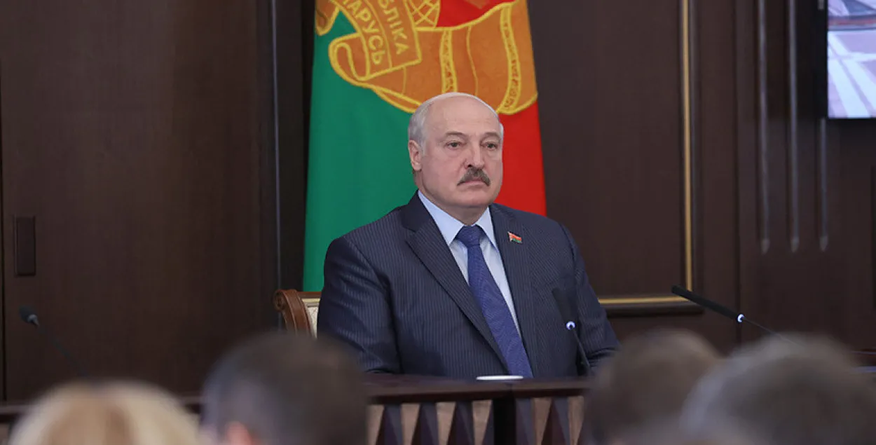 "Очень серьезная ситуация" — Лукашенко собрал совещание по экономике и санкциям