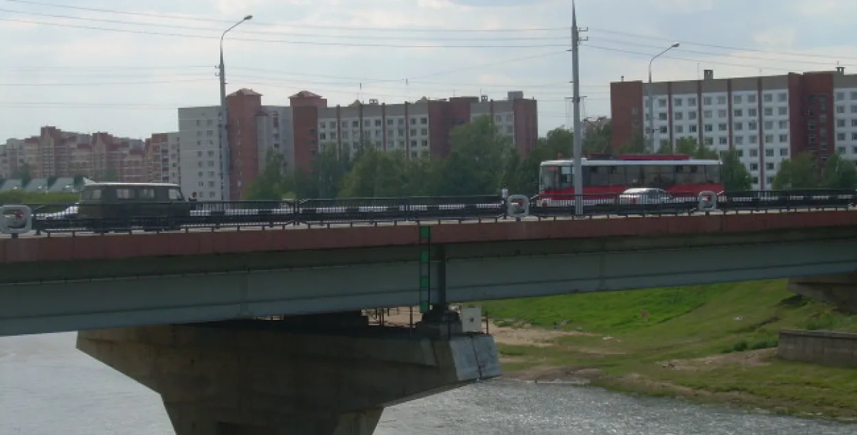 У Віцебску міліцыянер зняў мужчыну, які вісеў на парэнчах моста