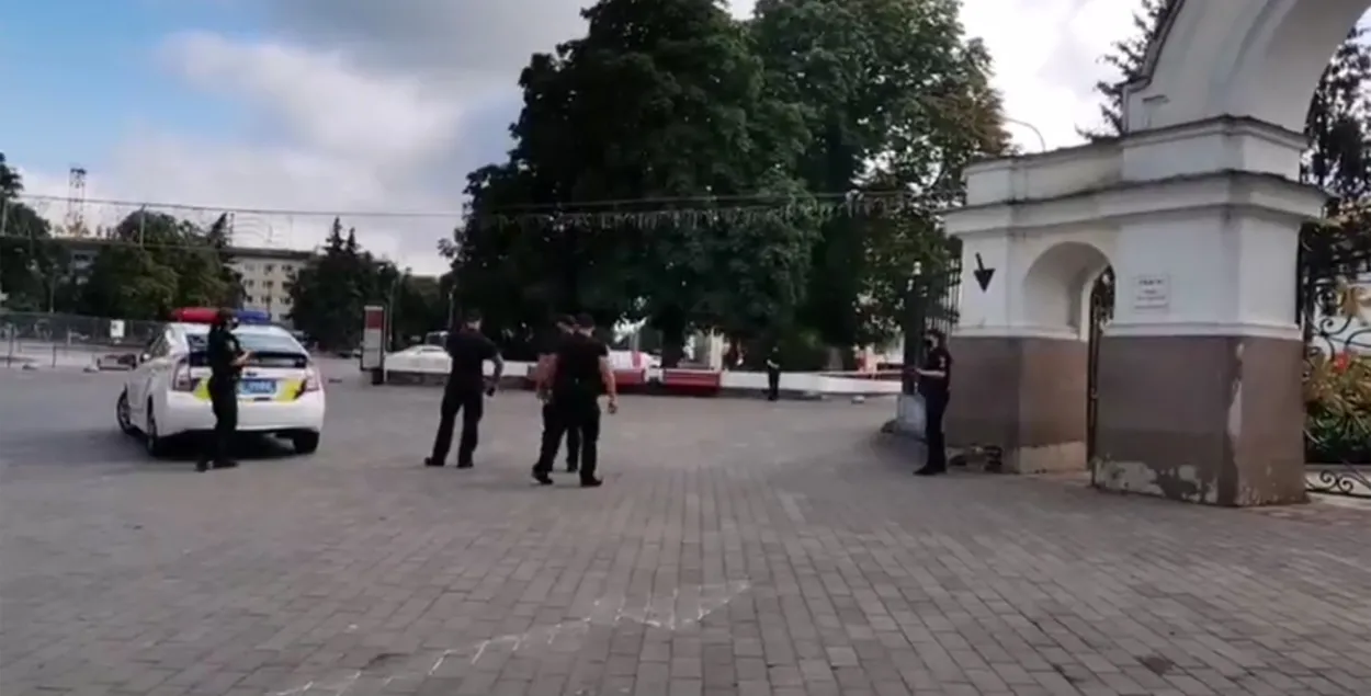 В Луцке в заложники захватили автобус с пассажирами / кадр​ из видео