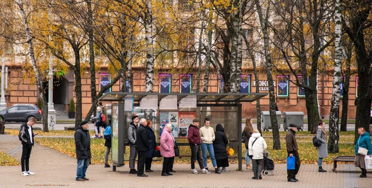 Люди на площади Якуба Колоса в Минске / Еврорадио