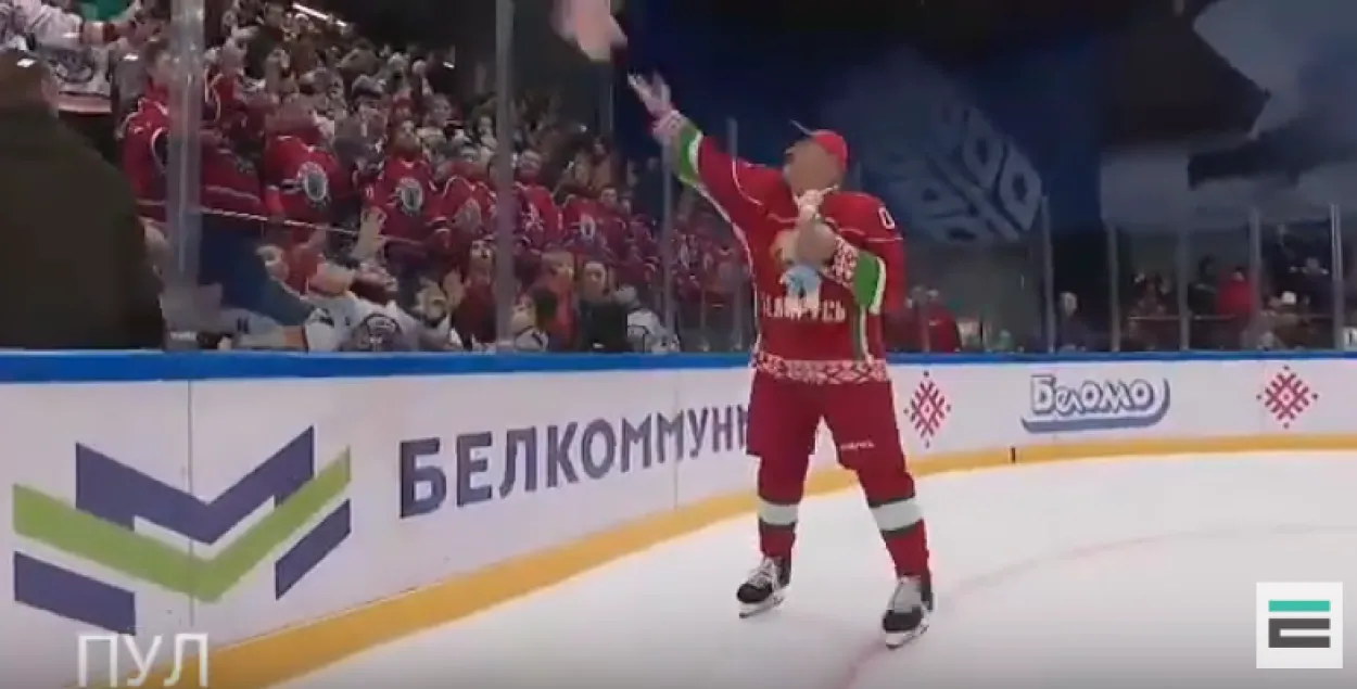 Лукашенко швыряет игрушку через ограждение хоккейной площадки