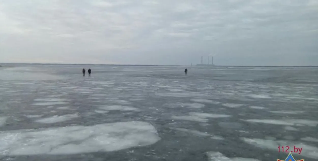 У Чашніцкім раёне ўратавалі рыбака, які праваліўся пад лёд (фота)