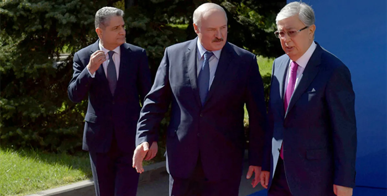 Лукашенко (в центре) с другими участниками саммита в Ереване / president.gov.by​