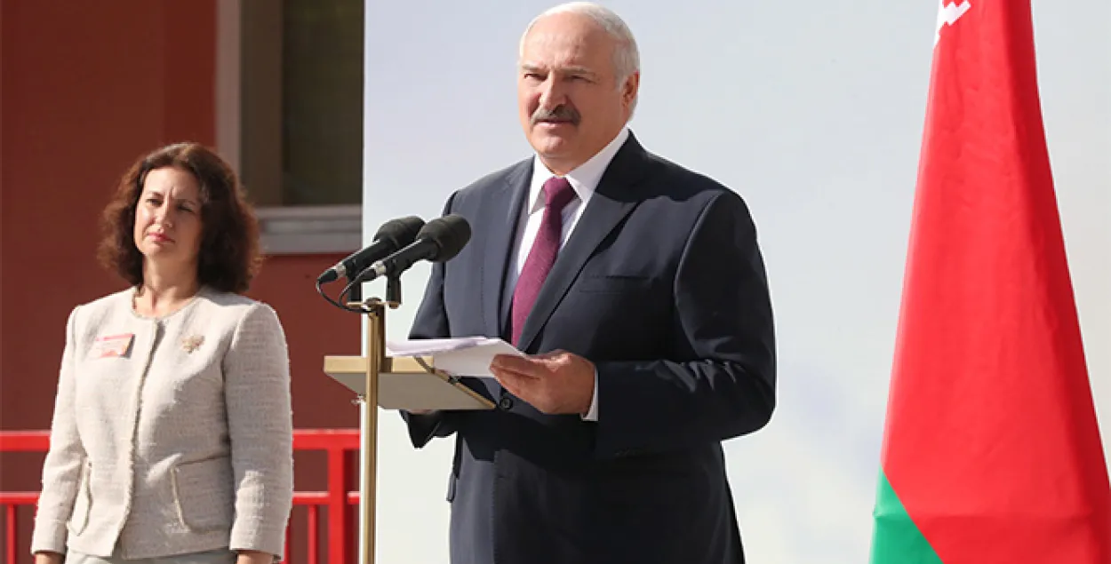 Александр Лукашенко на линейке в 93-й школе / president.gov.by