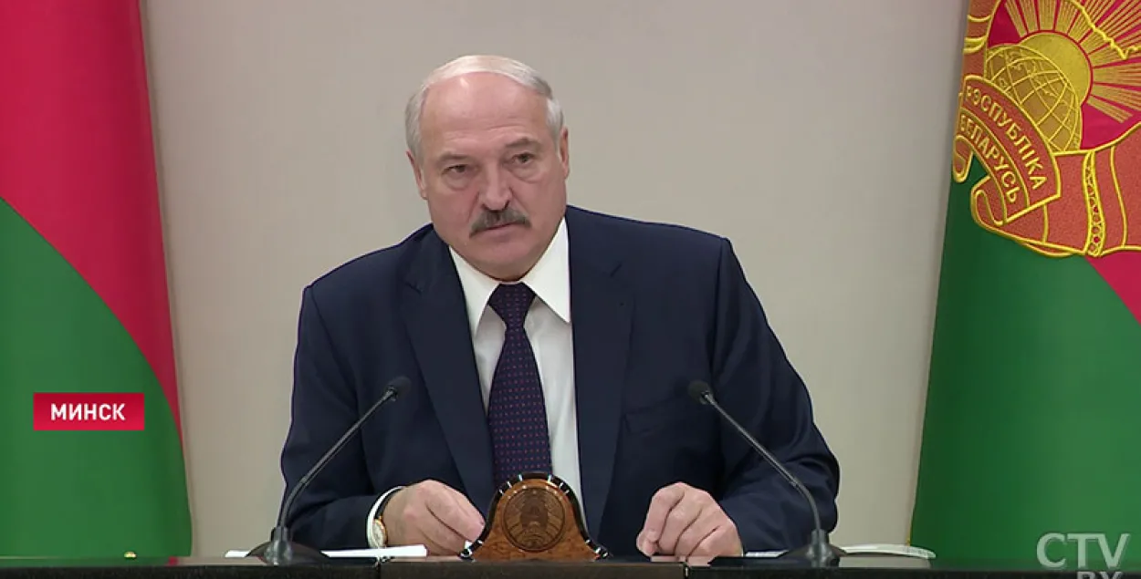 Аляксандр Лукашэнка: праз паўгода нас будуць мацаць з усіх бакоў, і моцна