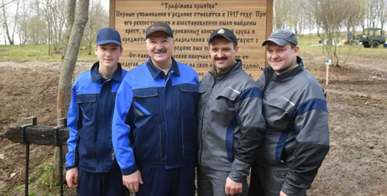 Александр Лукашенко с тремя сыновьями. Фото: president.gov.by