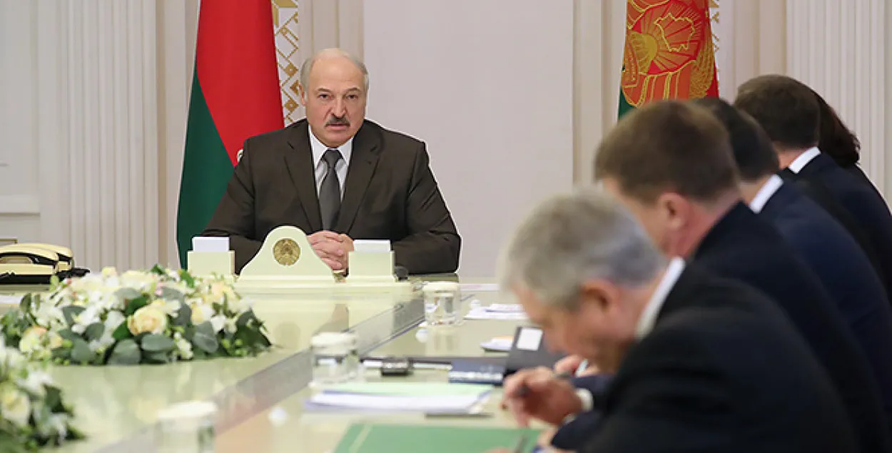 Лукашэнка абмежаваў выдачу грашовай дзяржпадтрымкі прадпрыемствам