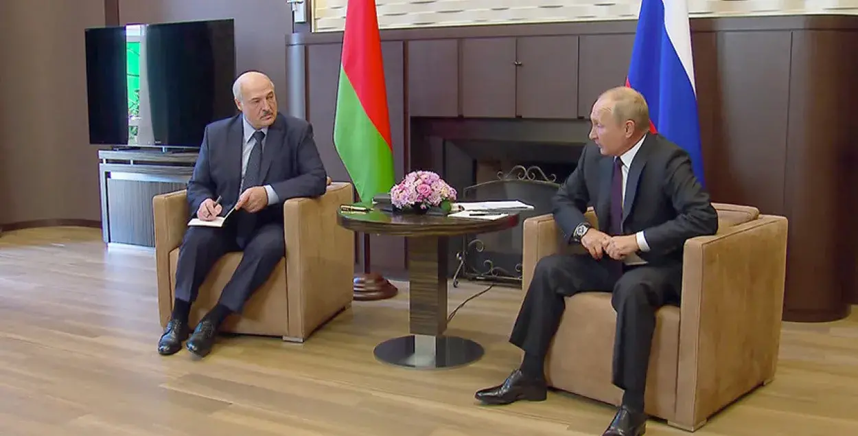 Александр Лукашенко делает записи во время встречи с Владимиром Путиным в Сочи / kremlin.ru​