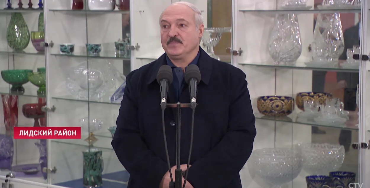 Александр Лукашенко во время поездки в Лидский район / СТВ​