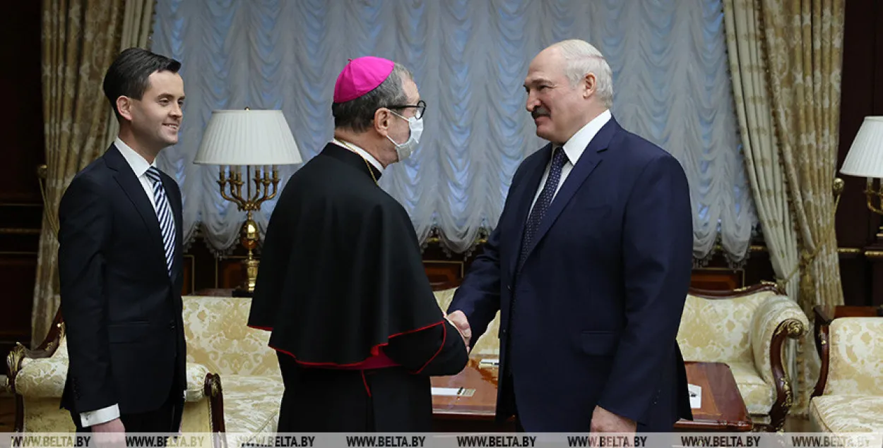 Лукашэнка запрасіў Папу Францішка прыехаць у Беларусь, калі той захварэе