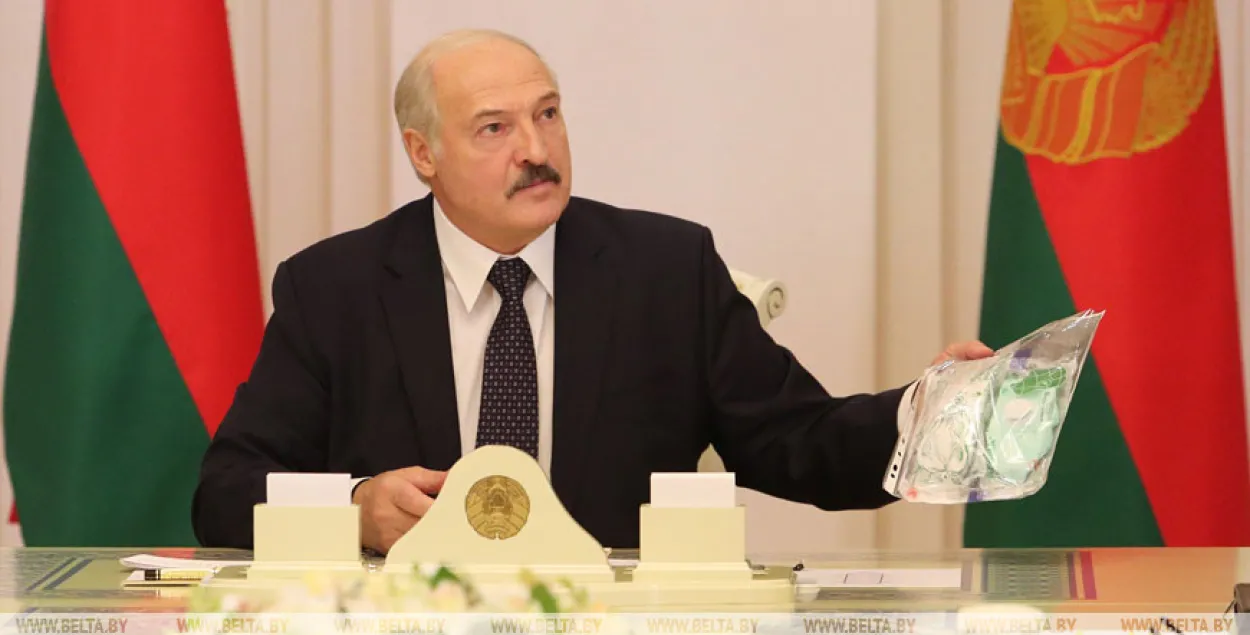 Лукашенко с респиратором на совещании / БЕЛТА​