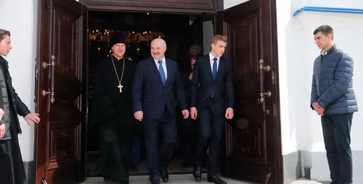 Александр Лукашенко с сыном Николаем во время посещения монастыря / president.gov.by