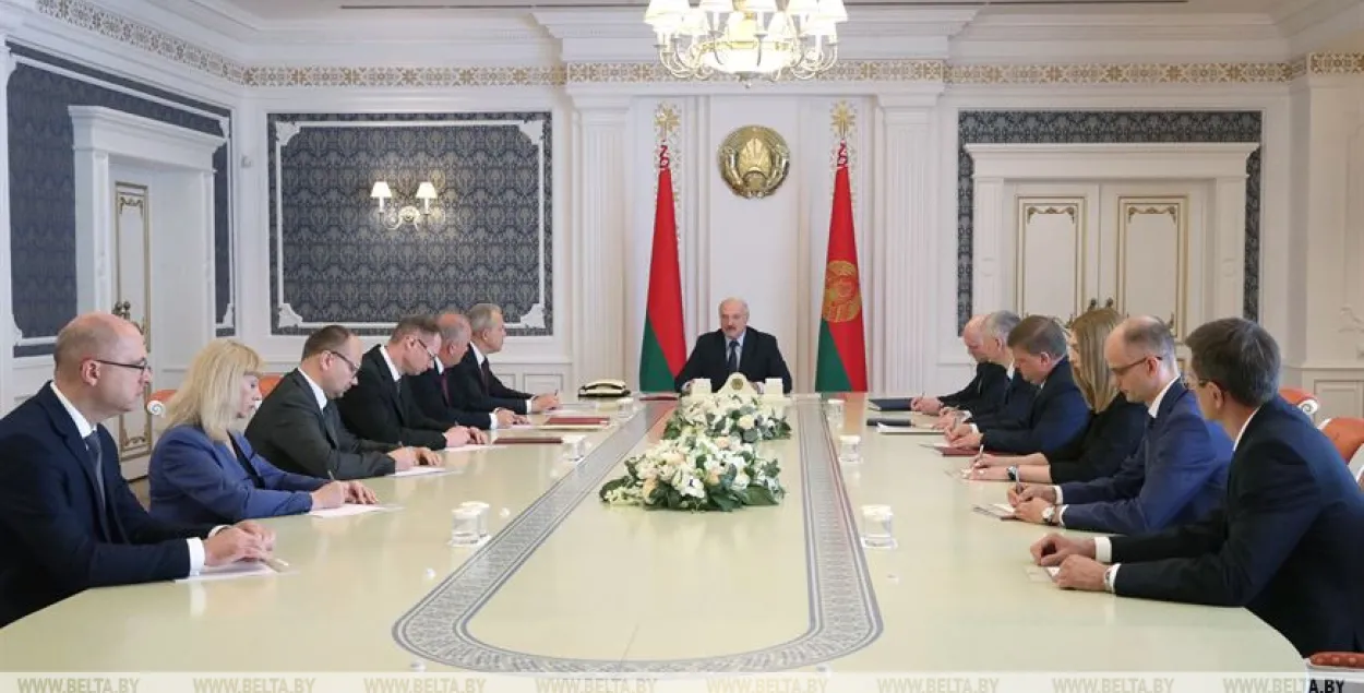 Александр Лукашенко проводит совещание с руководством Нацбанка / БЕЛТА​