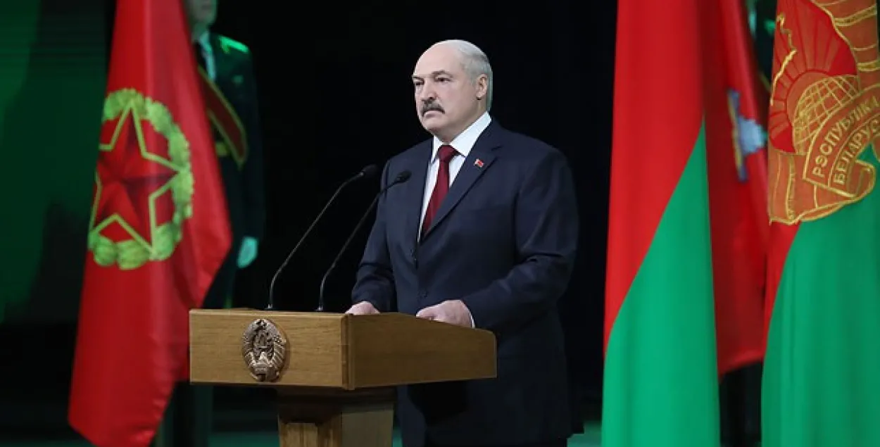 Лукашэнка: "Усе нашы жанчыны сёння, можна сказаць, вайскоўцы"