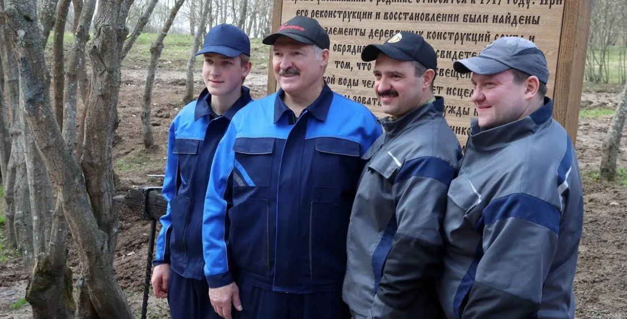 Александр Лукашенко с сыновьями / БЕЛТА