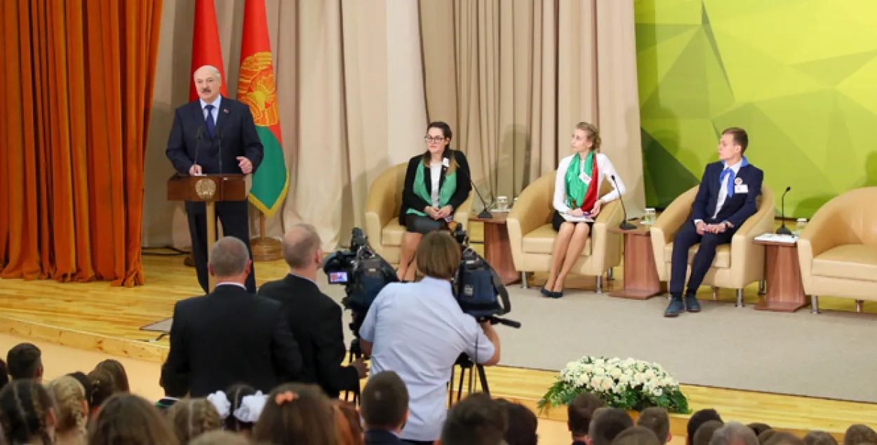 Лукашэнка: Беларускай мовы ў нашым побыце нестае. Не думаю, што гэта катастрофа