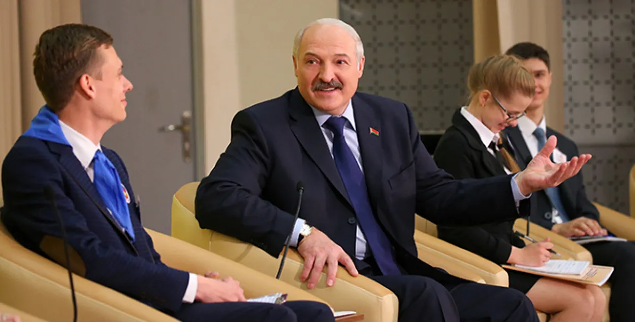Лукашэнка: Я страшэнна люблю футбол і хацеў быць вялікім спартоўцам