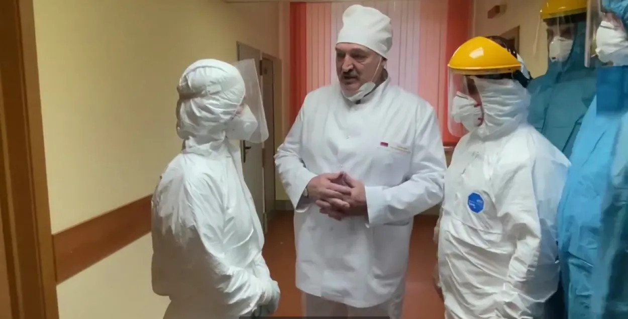 Лукашэнка ў "чырвонай зоне" кавіднай клінікі — то без маскі, то без пальчатак