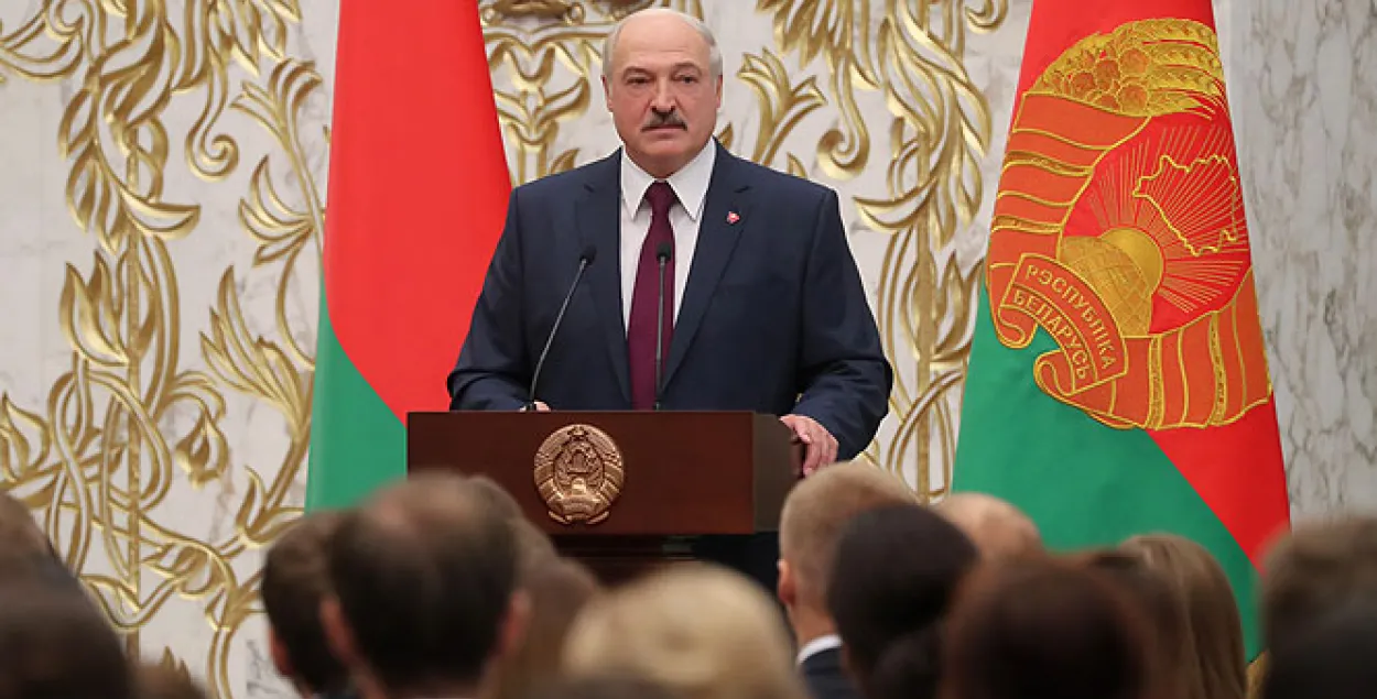 Лукашэнка зноў паабяцаў раздаць усім беларусам зброю