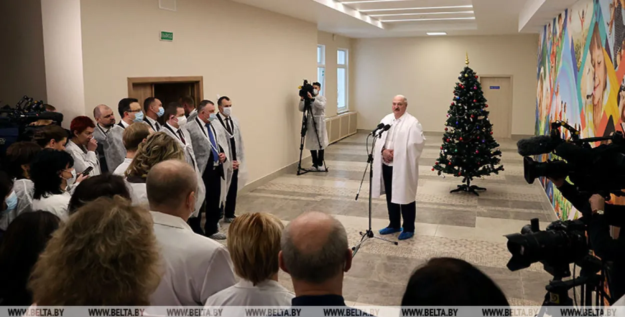 Александр Лукашенко выступает перед медиками / БЕЛТА