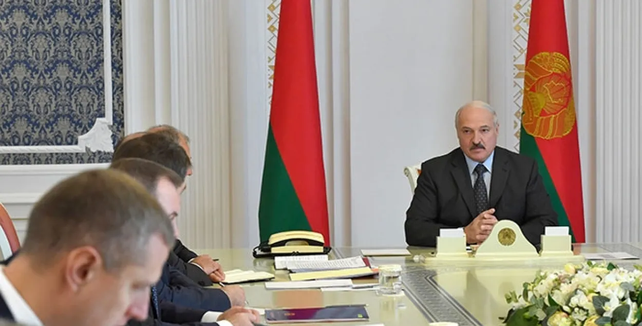 Лукашенко — правительству: не пишите мне доклады, надо две строчки с результатом