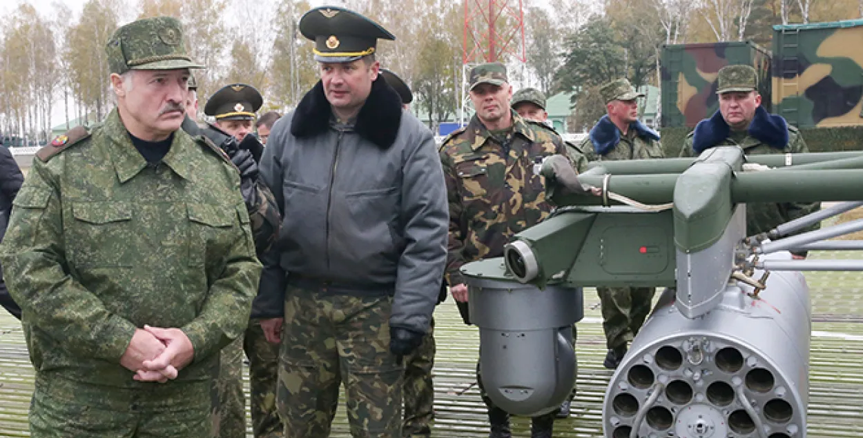 Лукашэнка загадаў афіцэрам бегаць, скакаць і падцягвацца разам з салдатамі