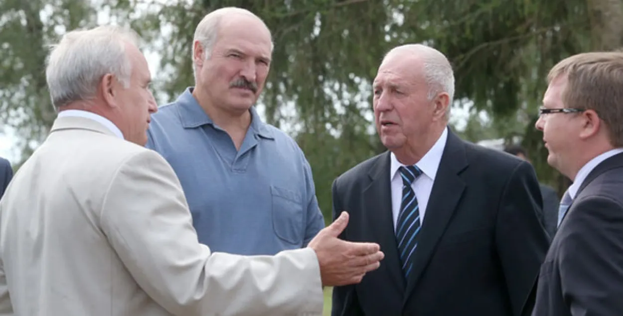 Лукашэнка заяўляе, што парламент у Беларусі не палітызуецца
