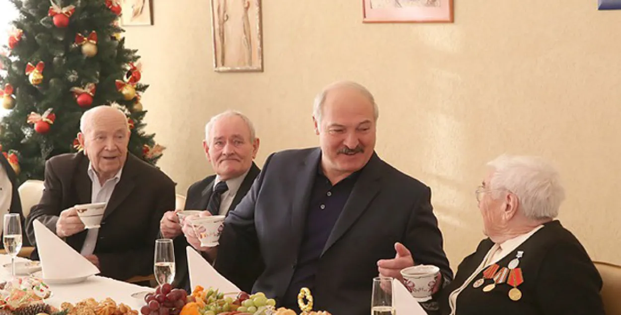 Лукашэнка падарыў пенсіянеркам пуховыя хусткі, а ў адказ атрымаў падушку
