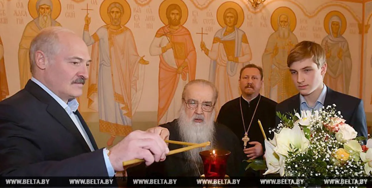 Лукашэнка сустрэўся з мітрапалітам Філарэтам і запаліў велікодную свечку