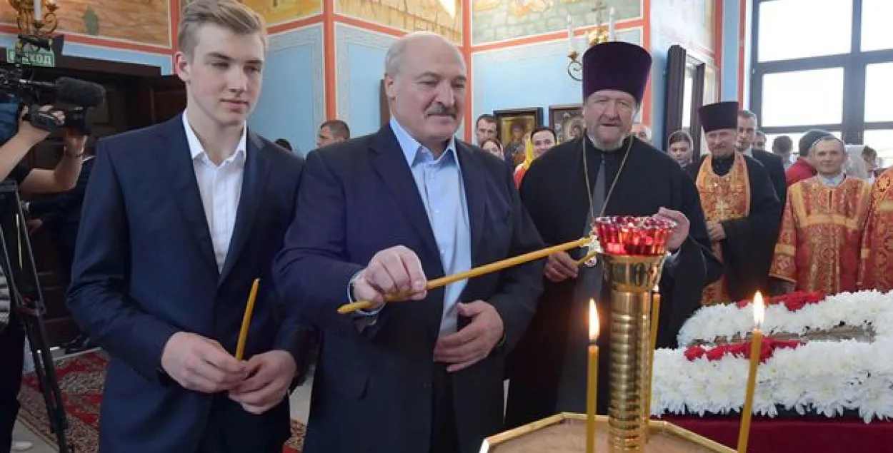 Аляксандр і Мікалай Лукашэнкі на Вялікдзень наведалі храм у Астрошыцы