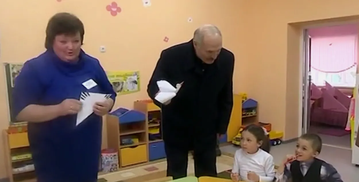 Лукашэнка з буслікам у руках размаўляў з дзецьмі па-беларуску (відэа)