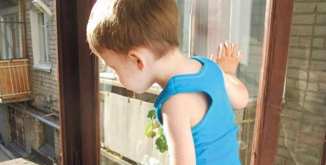 В Лунинце мужчина выбросил ребенка с балкона/ АиФ, иллюстративное фото​