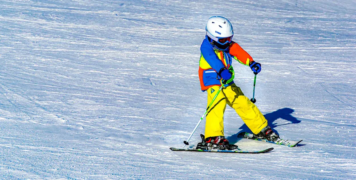 Ребёнок катается на лыжах в Минске
