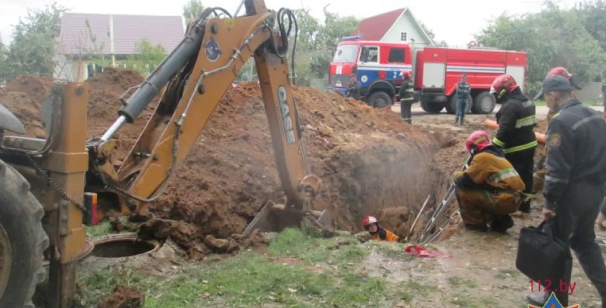 У Магілёве загінуў рабочы — яго засыпала грунтам у траншэі (фота)