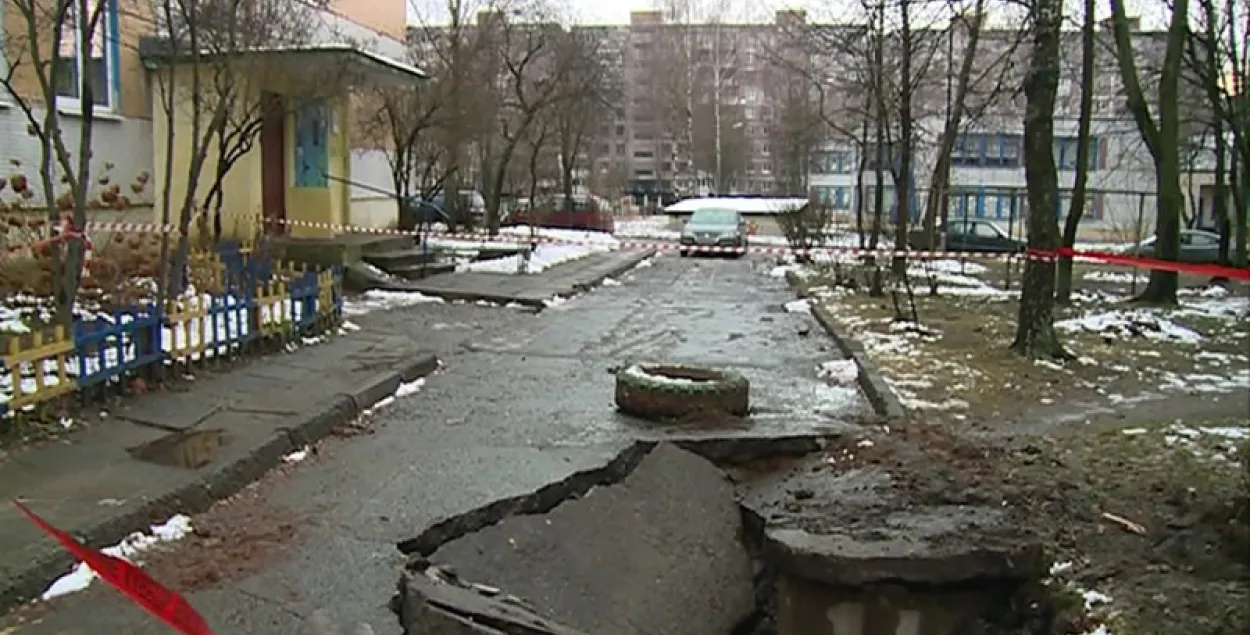 Во дворе могилевской многоэтажки провалился асфальт | Новости Беларуси |  euroradio.fm