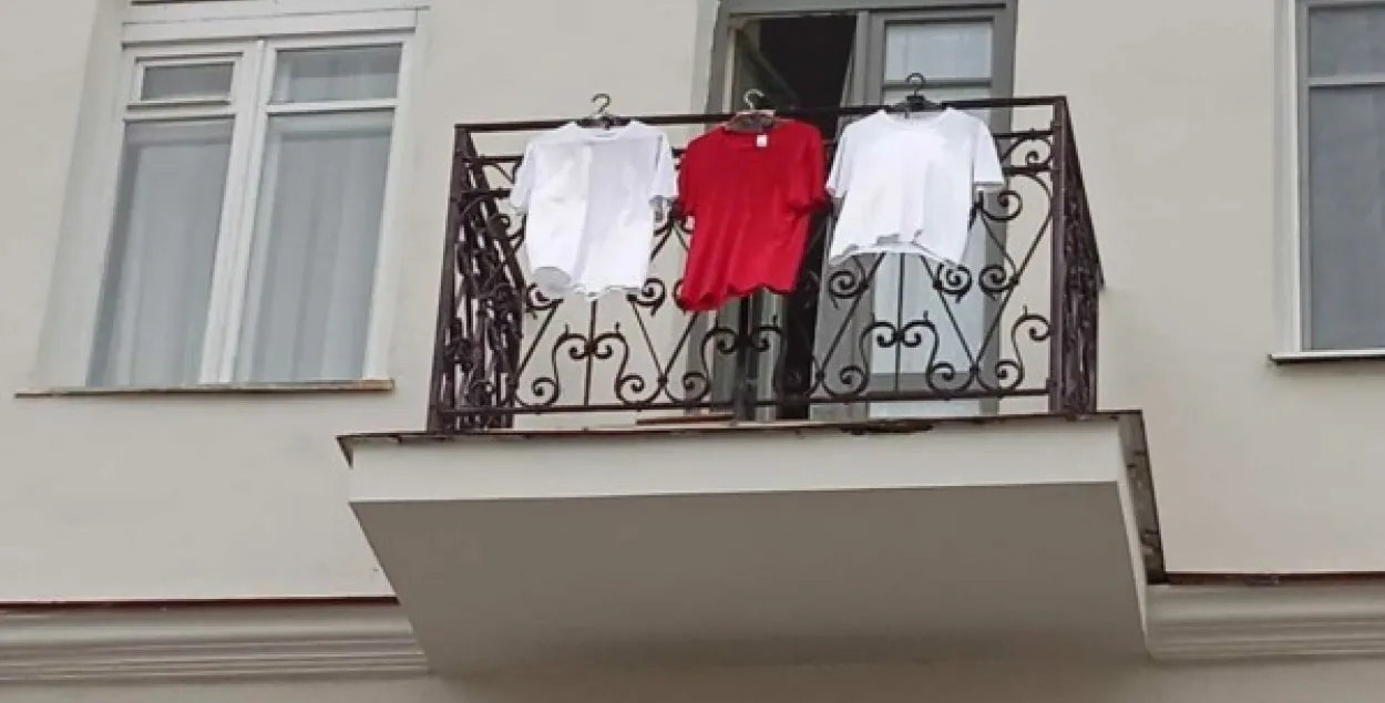 Белорусы вывешивают одежду белых и красных цветов / kaktutzhit.by​